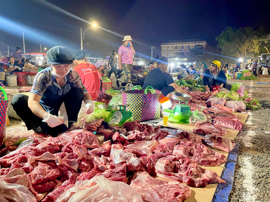 Nhiều hộ kinh doanh thịt heo phải ngồi ở khu vực phát sinh, trên mặt bằng chưa được thảm bê tông. Ảnh: Vũ Thảo Nhiều hộ kinh doanh thịt heo phải ngồi ở khu vực phát sinh, trên mặt bằng chưa được thảm bê tông. Ảnh: Vũ Thảo