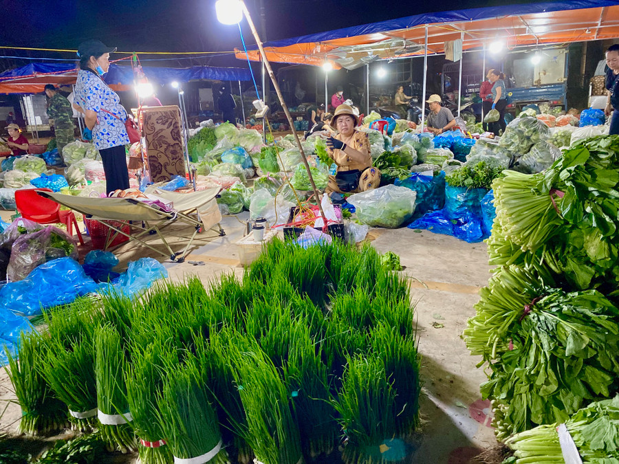 Nhiều tiểu thương cho rằng chợ tạm được làm khá bài bản khi nền đổ bê tông sạch sẽ, có điện nước, nhà vệ sinh đầy đủ. Ảnh: Hà Duy Nhiều tiểu thương cho rằng chợ tạm được làm khá bài bản khi nền đổ bê tông sạch sẽ, có điện nước, nhà vệ sinh đầy đủ. Ảnh: Hà Duy