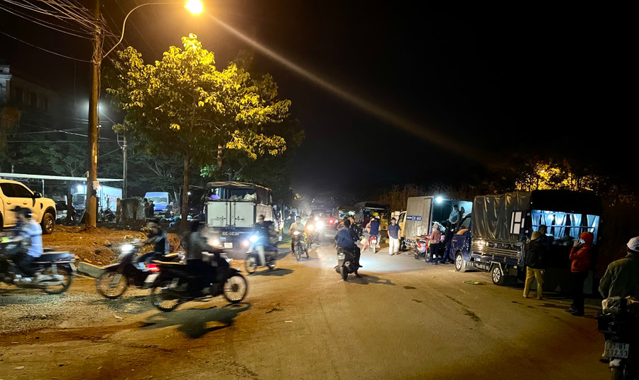 Chỉ có 1 đường ra-vào nên vào giờ cao điểm khu vực này đã xảy ra kẹt xe. Ảnh: Vũ Thảo Chỉ có 1 đường ra-vào nên vào giờ cao điểm khu vực này đã xảy ra kẹt xe. Ảnh: Vũ Thảo