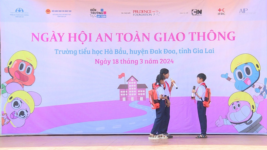 Tiểu phẩm “Bài học trên đường” do các em học sinh Trường Tiểu học Hà Bầu thể hiện nhằm truyền tải thông điệp về giao thông an toàn. Ảnh: Minh Phương