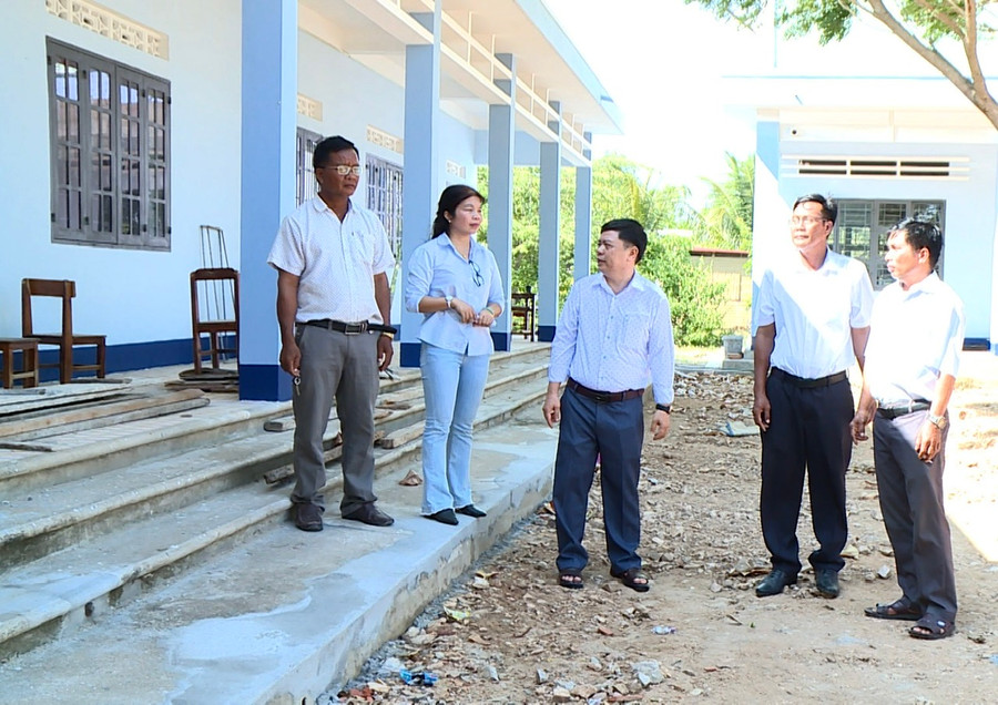 Lãnh đạo Phòng Giáo dục và Đào tạo huyện Krông Pa kiểm tra công tác chuẩn bị năm học mới tại các trường trên địa bàn. Ảnh: Minh Phương Lãnh đạo Phòng Giáo dục và Đào tạo huyện Krông Pa kiểm tra công tác chuẩn bị năm học mới tại các trường trên địa bàn. Ảnh: Minh Phương