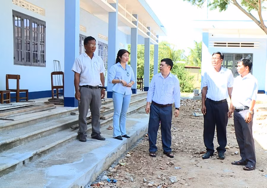 Lãnh đạo Phòng Giáo dục và Đào tạo huyện Krông Pa kiểm tra công tác chuẩn bị năm học mới tại các trường trên địa bàn. Ảnh: Minh Phương