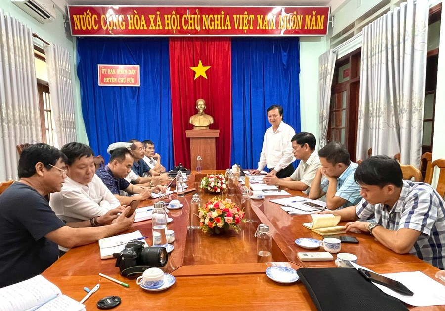 Bí thư Huyện ủy Chư Pưh Nguyễn Huy Châu cung cấp thông tin, trao đổi với các nhà báo, phóng viên tại buổi làm việc. Ảnh: Minh Phương Bí thư Huyện ủy Chư Pưh Nguyễn Huy Châu cung cấp thông tin, trao đổi với các nhà báo, phóng viên tại buổi làm việc. Ảnh: Minh Phương