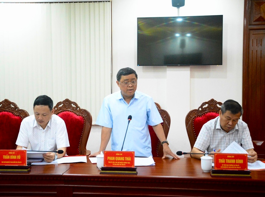 Phó Chủ nhiệm Thường trực Ủy ban Kiểm tra Tỉnh ủy Phan Quang Thái báo cáo kết quả công tác kiểm tra, giám sát, kỷ luật của Đảng 6 tháng đầu năm và nhiệm vụ trọng tâm 6 tháng cuối năm 2024. Ảnh: Minh Phương Phó Chủ nhiệm Thường trực Ủy ban Kiểm tra Tỉnh ủy Phan Quang Thái báo cáo kết quả công tác kiểm tra, giám sát, kỷ luật của Đảng 6 tháng đầu năm và nhiệm vụ trọng tâm 6 tháng cuối năm 2024. Ảnh: Minh Phương