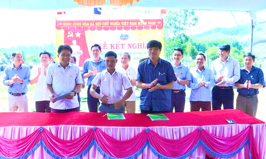 Đại diện lãnh đạo Ban Dân tộc, Quỹ Bảo vệ và Phát triển rừng tỉnh, làng Klư tổ chức ký giao ước kết nghĩa với nhiều cam kết hỗ trợ người dân phát triển kinh tế, cải thiện đời sống. Ảnh: Công Linh