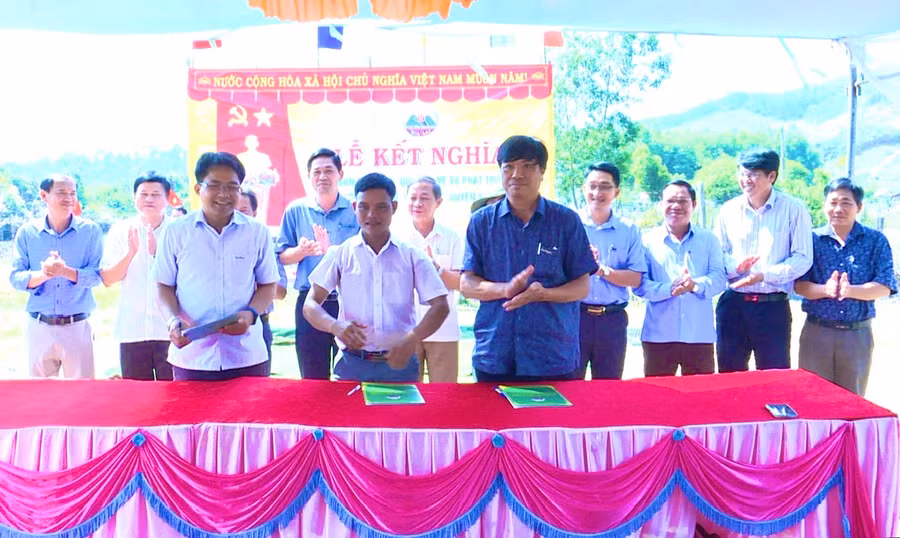 Đại diện lãnh đạo Ban Dân tộc, Quỹ Bảo vệ và Phát triển rừng tỉnh, làng Klư tổ chức ký giao ước kết nghĩa với nhiều cam kết hỗ trợ người dân phát triển kinh tế, cải thiện đời sống. Ảnh: Công Linh