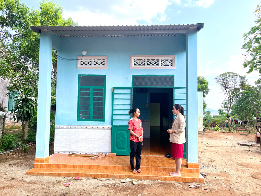 Gia đình chị Rơ Lan Liên (người mặc áo đỏ-làng Kép, thị trấn Ia Kha) được hỗ trợ vốn xây dựng nhà ở, tạo động lực vươn lên thoát nghèo trong năm 2023. Ảnh: Minh Phương Gia đình chị Rơ Lan Liên (người mặc áo đỏ-làng Kép, thị trấn Ia Kha) được hỗ trợ vốn xây dựng nhà ở, tạo động lực vươn lên thoát nghèo trong năm 2023. Ảnh: Minh Phương