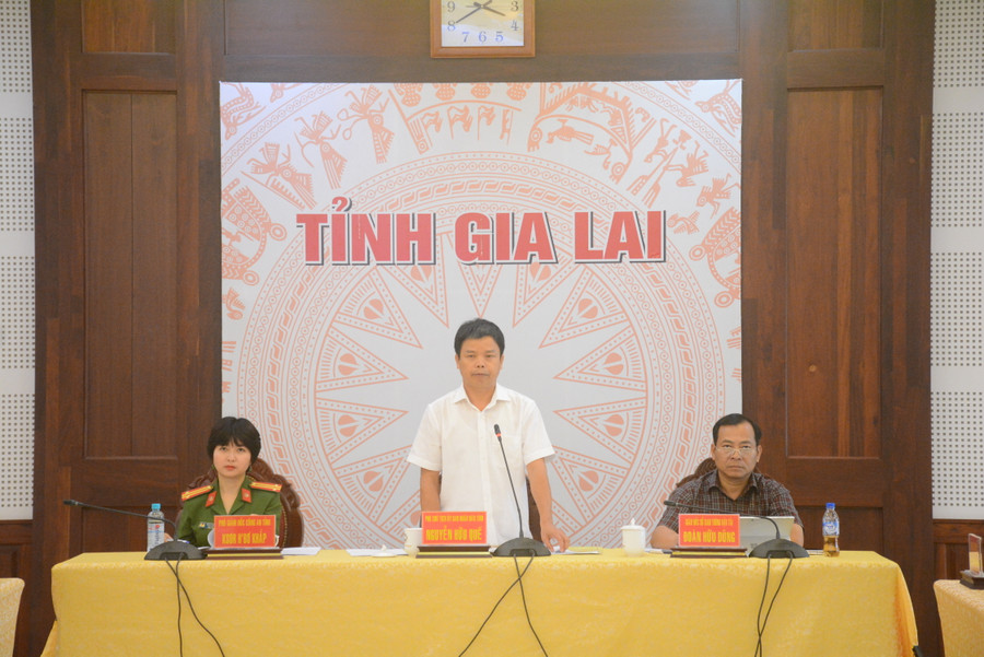 Phó Chủ tịch UBND tỉnh Nguyễn Hữu Quế phát biểu tại Hội nghị về tình hình tai nạn giao thông liên quan đến học sinh trên địa bàn tỉnh. Ảnh: Minh Phương