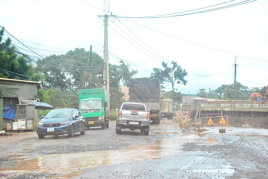 Bộ trưởng Bộ Giao thông-Vận tải Nguyễn Văn Thắng yêu cầu các bộ, ngành và địa phương tiếp tục rà soát, xử lý các điểm đen, điểm tiềm ẩn TNGT, tăng cường kiểm tra kết cấu hạ tầng giao thông trong mùa mưa bão. Ảnh: Minh Phương