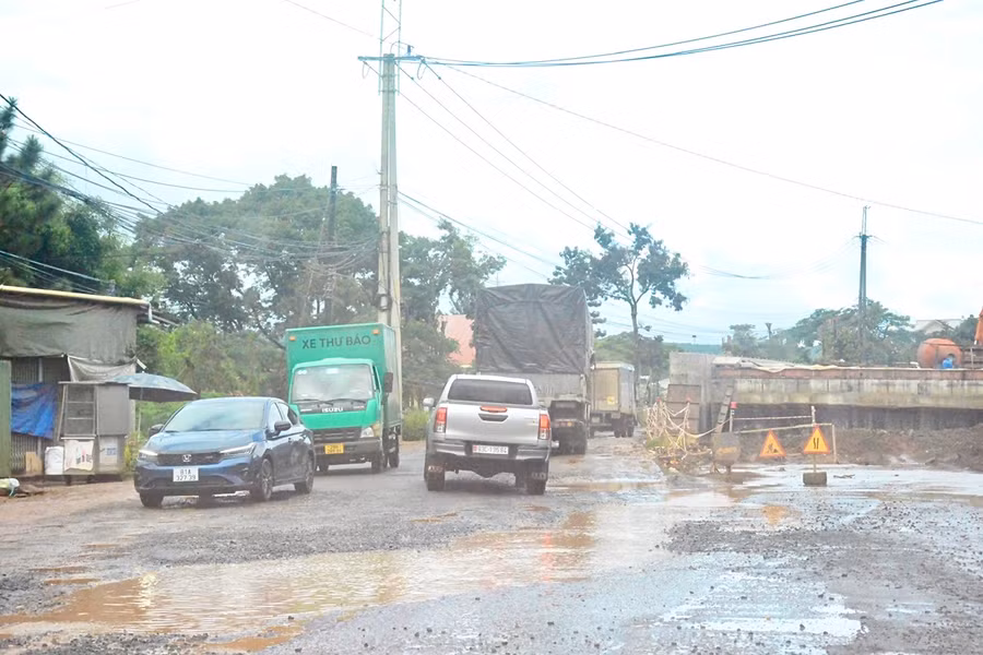 Bộ trưởng Bộ Giao thông-Vận tải Nguyễn Văn Thắng yêu cầu các bộ, ngành và địa phương tiếp tục rà soát, xử lý các điểm đen, điểm tiềm ẩn TNGT, tăng cường kiểm tra kết cấu hạ tầng giao thông trong mùa mưa bão. Ảnh: Minh Phương