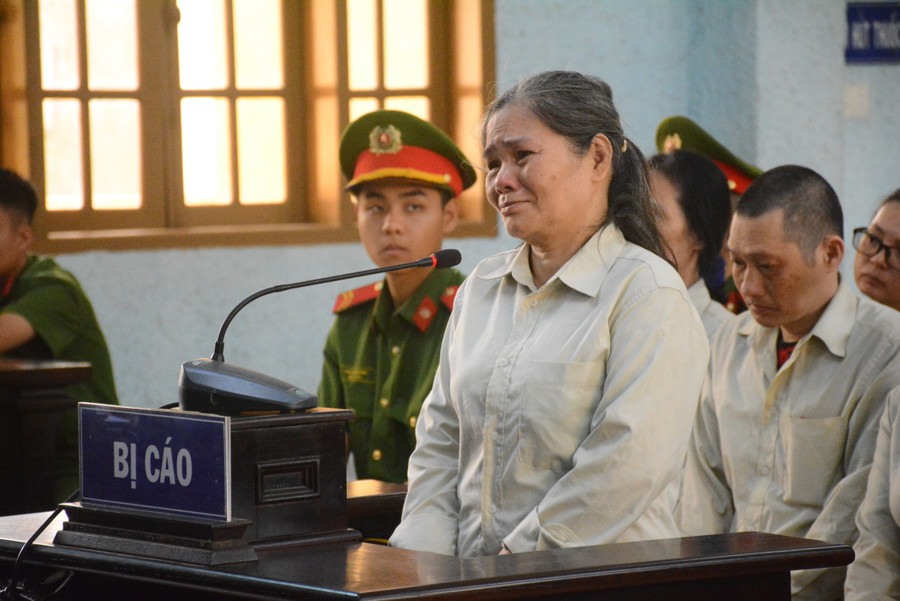 Bị cáo Trần Thị Kim Loan tỏ thái độ ăn năn, hối hận vì việc làm sai trái của mình tại phiên tòa. Ảnh Minh Phương Bị cáo Trần Thị Kim Loan tỏ thái độ ăn năn, hối hận vì việc làm sai trái của mình tại phiên tòa. Ảnh Minh Phương