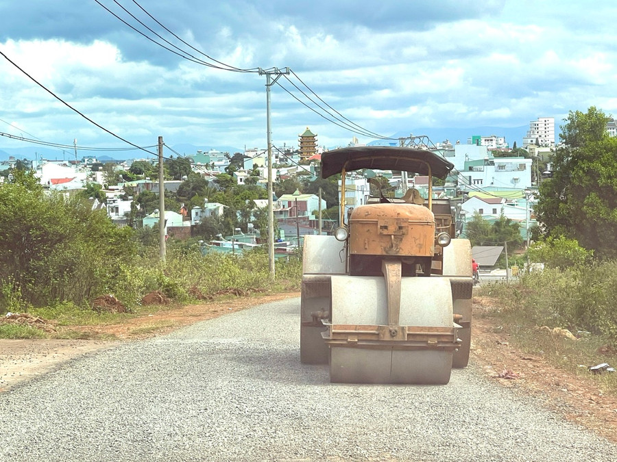 Nhà thầu thi công đã tiến hành sửa chữa tuyến đường qua đồi thông Ia Dêr-điểm đầu từ tỉnh lộ 664 đến điểm cuối là cầu Công Viên-giáp đường Phan Đình Phùng, TP. Pleiku. Ảnh: Minh Phương Nhà thầu thi công đã tiến hành sửa chữa tuyến đường qua đồi thông Ia Dêr-điểm đầu từ tỉnh lộ 664 đến điểm cuối là cầu Công Viên-giáp đường Phan Đình Phùng, TP. Pleiku. Ảnh: Minh Phương
