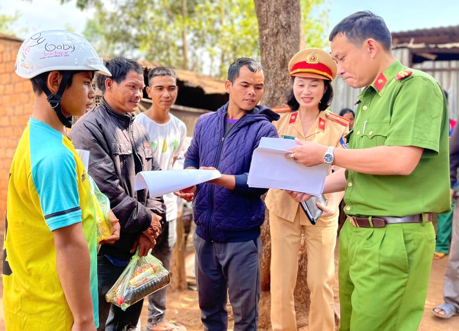 Công an xã Ia Khươl phối hợp với lực lượng Cảnh sát Giao thông Công an huyện Chư Pah tuyên truyền, vận động người dân chấp hành nghiêm các quy định về an toàn giao thông. Ảnh: Minh Phương Công an xã Ia Khươl phối hợp với lực lượng Cảnh sát Giao thông Công an huyện Chư Pah tuyên truyền, vận động người dân chấp hành nghiêm các quy định về an toàn giao thông. Ảnh: Minh Phương