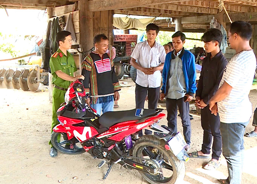 Lực lượng Công an xã thường xuyên phối hợp với người uy tín trên địa bàn tổ chức tuyên truyền, vận động thanh-thiếu niên chấp hành nghiêm Luật Giao thông đường bộ. Ảnh: Minh Phương Lực lượng Công an xã thường xuyên phối hợp với người uy tín trên địa bàn tổ chức tuyên truyền, vận động thanh-thiếu niên chấp hành nghiêm Luật Giao thông đường bộ. Ảnh: Minh Phương