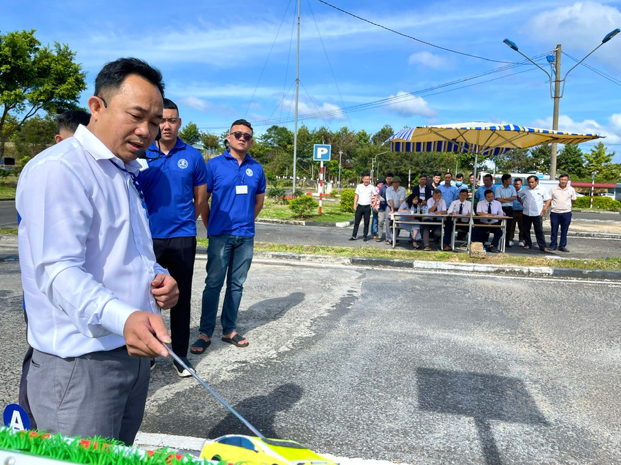 Giáo viên Trung tâm Đào tạo và Sát hạch lái xe tham gia phần thi lý thuyết và thực hành ghép xe dọc vào nơi đỗ. Ảnh: Minh Phương Giáo viên Trung tâm Đào tạo và Sát hạch lái xe tham gia phần thi lý thuyết và thực hành ghép xe dọc vào nơi đỗ. Ảnh: Minh Phương