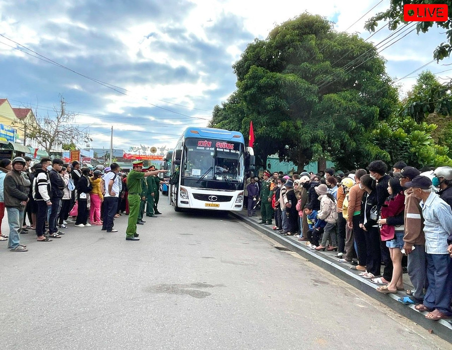 Người thân bịn rịn chia tay các tân binh lên đương nhập ngũ. Ảnh: Minh Phương