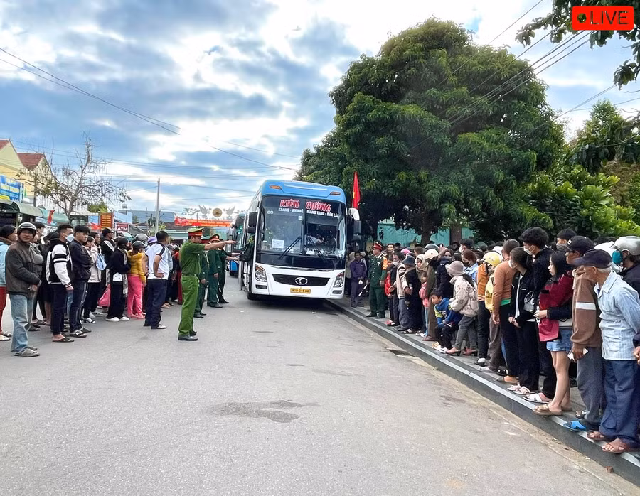 Người thân bịn rịn chia tay các tân binh lên đương nhập ngũ. Ảnh: Minh Phương