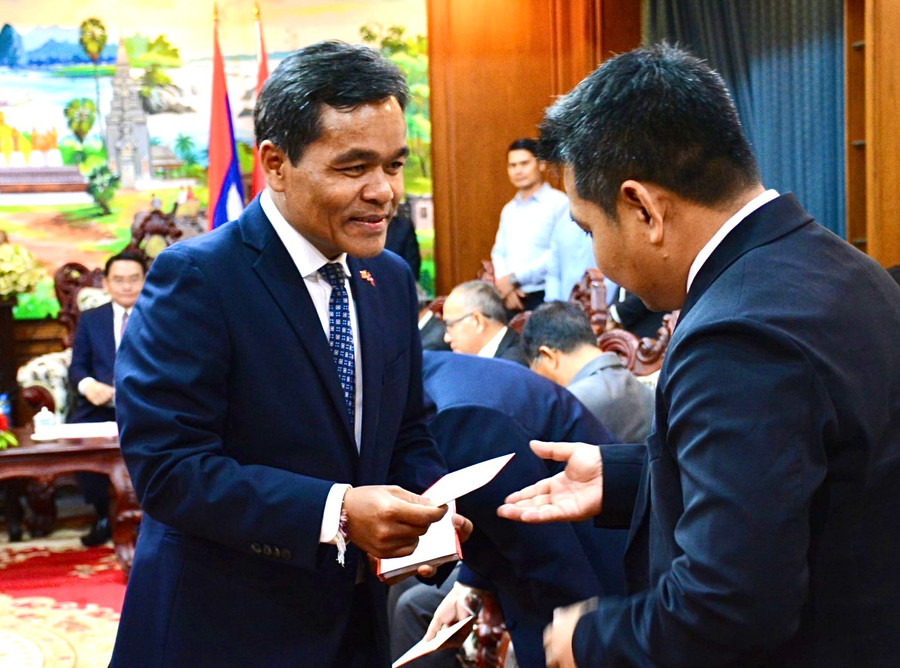 Bí thư Tỉnh ủy Hồ Văn Niên tặng quà mừng năm mới cho cán bộ tỉnh Champasak. Ảnh: Minh Nguyễn Bí thư Tỉnh ủy Hồ Văn Niên tặng quà mừng năm mới cho cán bộ tỉnh Champasak. Ảnh: Minh Nguyễn