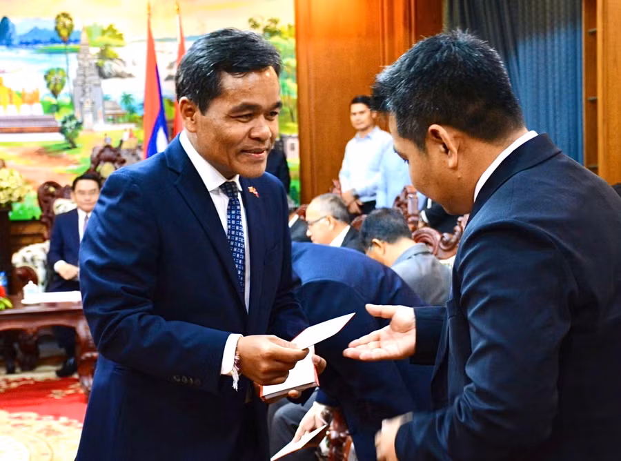 Bí thư Tỉnh ủy Hồ Văn Niên tặng quà mừng năm mới cho cán bộ tỉnh Champasak. Ảnh: Minh Nguyễn