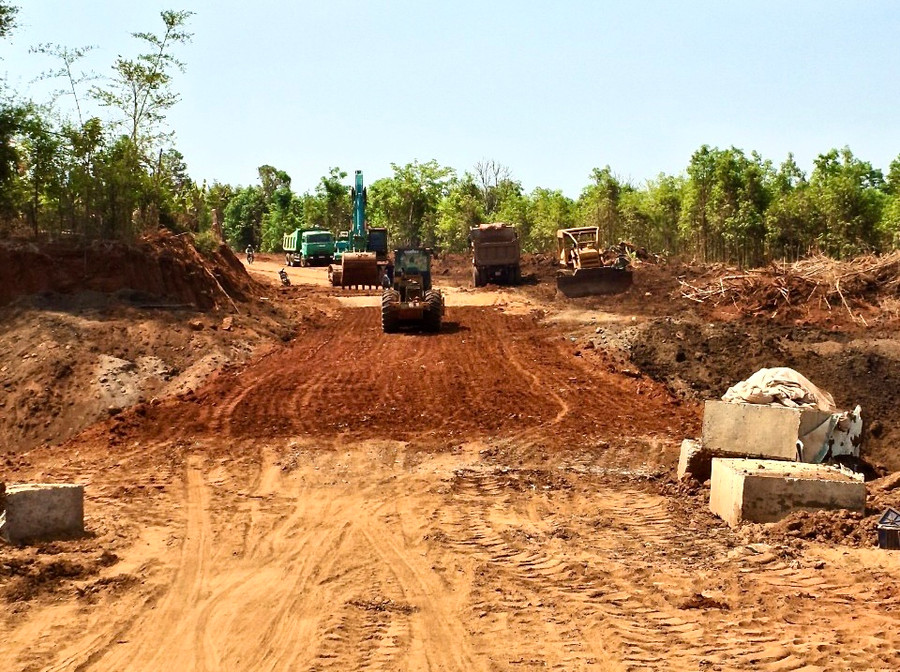 Các đơn vị thi công đẩy nhanh tiến độ đối với Dự án đường liên huyện Mang Yang-Ia Pa, đáp ứng với mong mỏi, kỳ vọng của người dân. Ảnh: Minh Phương