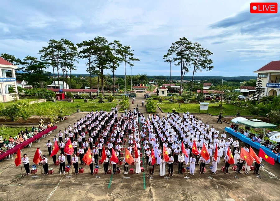 Học sinh Trường THCS và THPT Kon Hà Nừng (xã Sơn Lang, huyện Kbang) náo nức đón chào năm học mới trong không khí vui tươi, phấn khởi. Ảnh: Minh Phương Học sinh Trường THCS và THPT Kon Hà Nừng (xã Sơn Lang, huyện Kbang) náo nức đón chào năm học mới trong không khí vui tươi, phấn khởi. Ảnh: Minh Phương