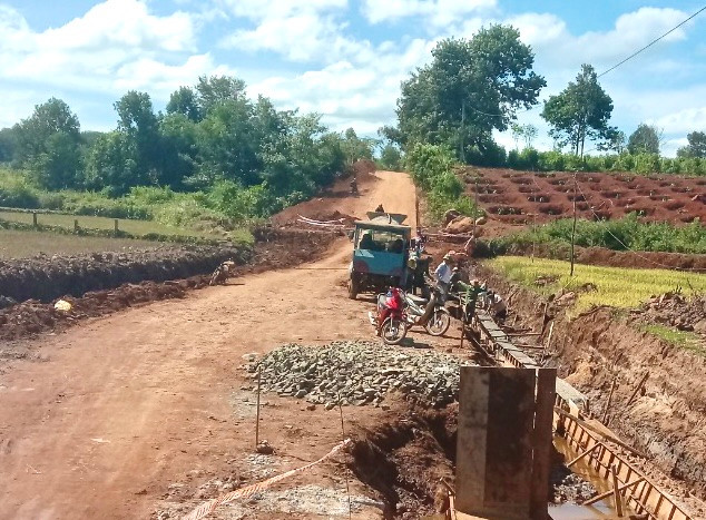 Đơn vị thi công đang triển khai làm đường giao thông qua suối Ia Nui-đoạn tiếp giáp giữa xã Ia Phí (huyện Chư Păh) với xã Hòa Bình (TP. Kon Tum). Ảnh: Minh Phương Đơn vị thi công đang triển khai làm đường giao thông qua suối Ia Nui-đoạn tiếp giáp giữa xã Ia Phí (huyện Chư Păh) với xã Hòa Bình (TP. Kon Tum). Ảnh: Minh Phương
