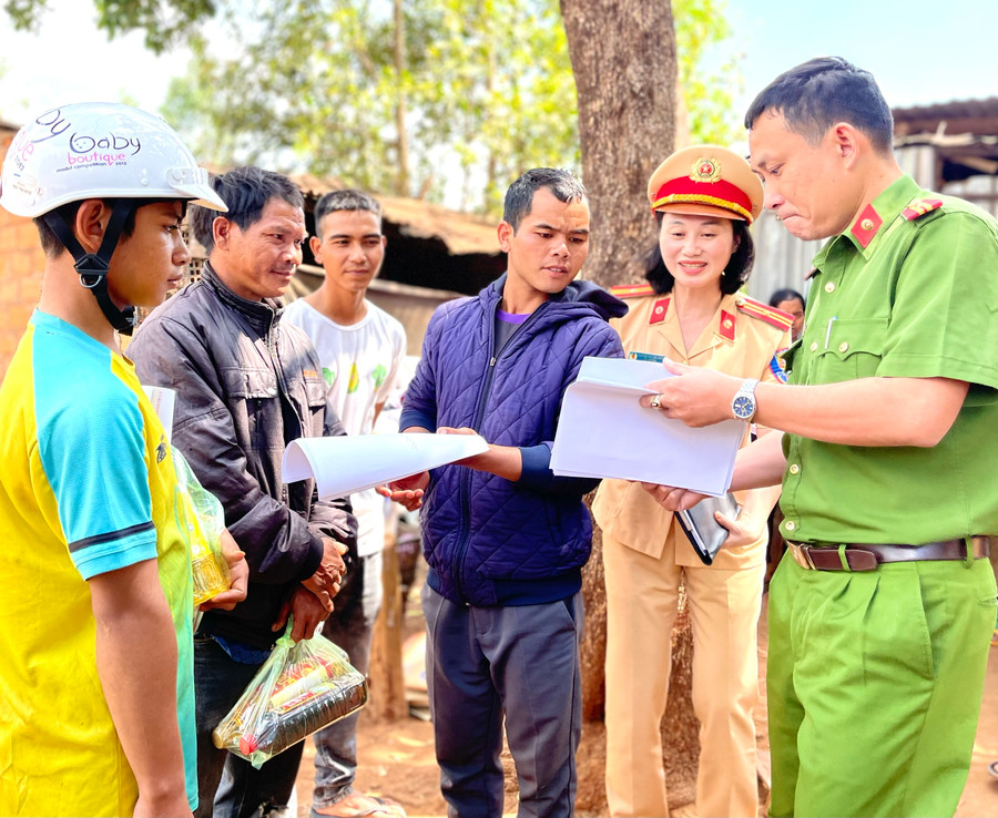 Lực lượng Công an huyện Chư Păh cùng Công an xã Ia Khươl tăng cường tuyên truyền về trật tự, an toàn giao thông trong vùng đồng bào dân tộc thiểu số. Ảnh: Minh Phương Lực lượng Công an huyện Chư Păh cùng Công an xã Ia Khươl tăng cường tuyên truyền về trật tự, an toàn giao thông trong vùng đồng bào dân tộc thiểu số. Ảnh: Minh Phương