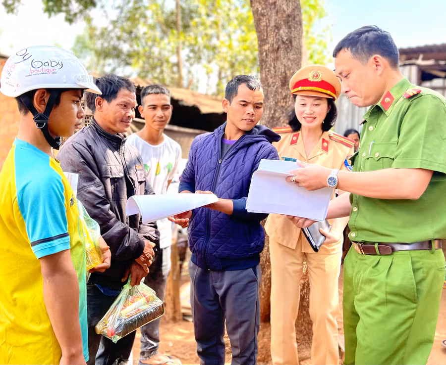 Lực lượng Công an huyện Chư Păh cùng Công an xã Ia Khươl tăng cường tuyên truyền về trật tự, an toàn giao thông trong vùng đồng bào dân tộc thiểu số. Ảnh: Minh Phương