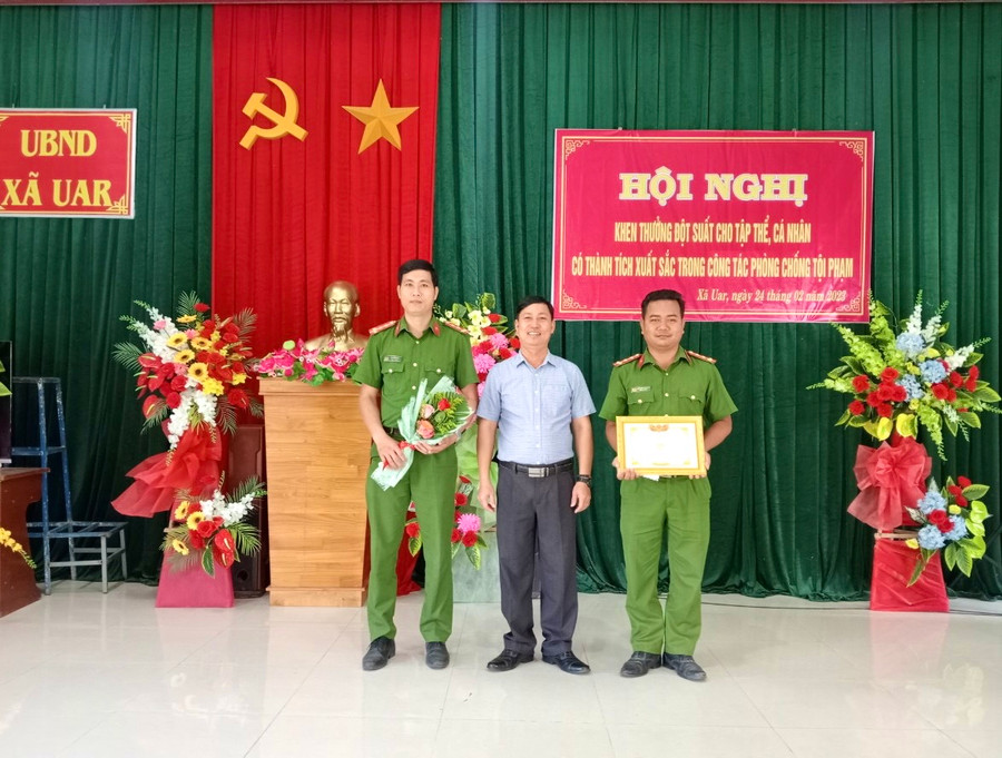 Lãnh đạo UBND xã Uar khen thưởng đột xuất cho tập thể Công an xã vì có thành tích trong công tác phòng-chống tội phạm. Ảnh: Nguyễn Chi Lãnh đạo UBND xã Uar khen thưởng đột xuất cho tập thể Công an xã vì có thành tích trong công tác phòng-chống tội phạm. Ảnh: Nguyễn Chi