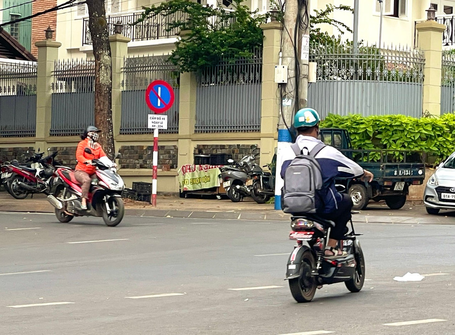 Ban ATGT tỉnh đề nghị các sở, ngành và địa phương tăng cường tuyên truyền, ngăn chặn, xử lý tình trạng học sinh chưa đủ tuổi điều khiển xe máy điện tham gia giao thông. Ảnh: Minh Phương