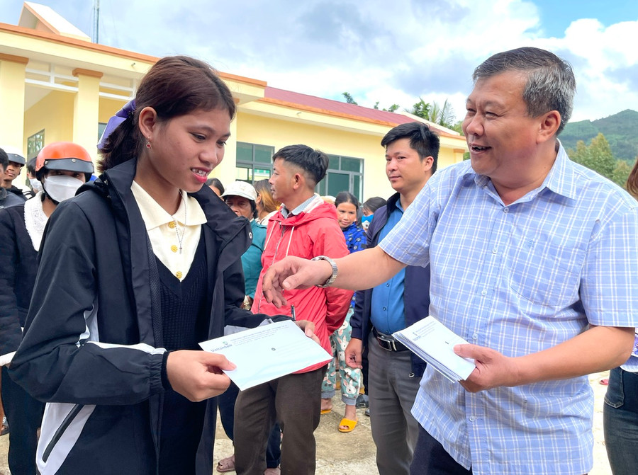 Chủ nhiệm Ủy ban Kiểm tra Tỉnh ủy Thái Thanh Bình trao quà Tết cho bà con nghèo ở xã Đak Pling, huyện Kông Chro. Ảnh: Minh Phương Chủ nhiệm Ủy ban Kiểm tra Tỉnh ủy Thái Thanh Bình trao quà Tết cho bà con nghèo ở xã Đak Pling, huyện Kông Chro. Ảnh: Minh Phương