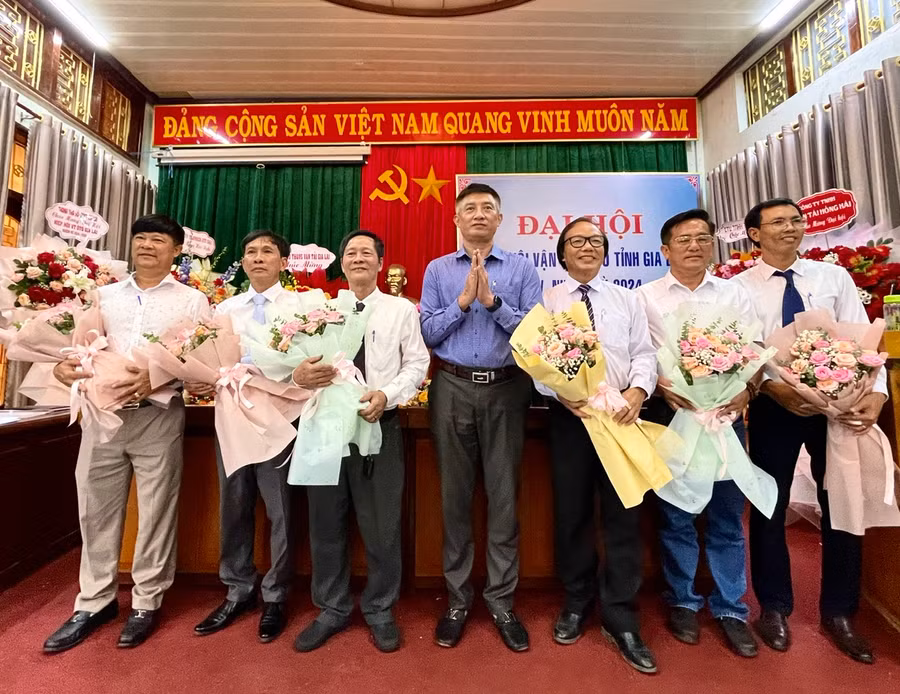 Ông Nguyễn Hồng Hải (đứng thứ 3 từ trái qua)-Giám đốc Công ty TNHH Vận tải Hồng Hải tái đắc cử Chủ tịch Hiệp hội vận tải ô tô tỉnh Gia Lai khóa IV (nhiệm kỳ 2024-2029). Ảnh: Minh Phương