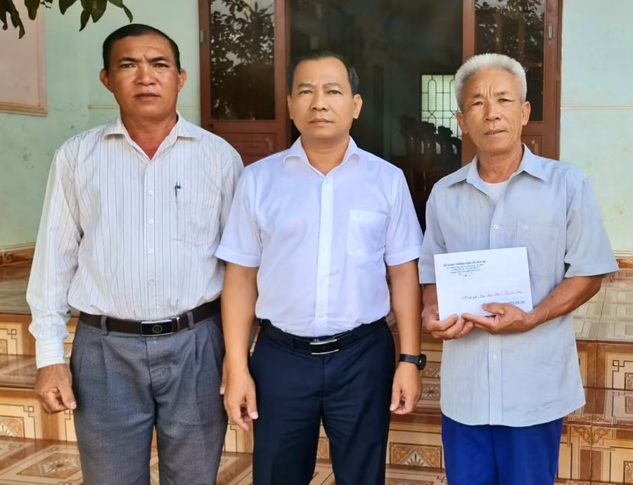 Ngay sau vụ TNGT xảy ra trên tỉnh lộ 663 thuộc thôn Hoàng Yên (xã Ia Phìn, huyện Chư Prông) khiến 3 người trong một gia đình tử vong, đại diện Ban ATGT tỉnh đã đến trao tiền mà các tổ chức, cá nhân hỗ trợ cho gia đình nạn nhân. Ảnh: Minh Phương