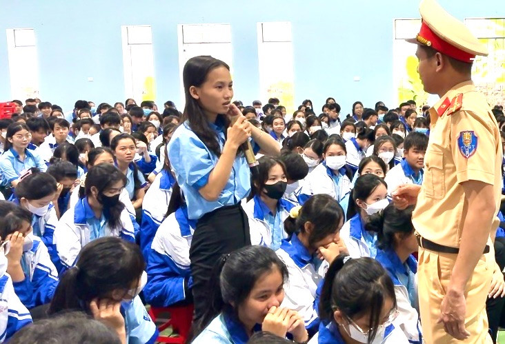Học sinh tham gia trả lời câu hỏi liên quan đến trật tự, an toàn giao thông tại buổi tuyên truyền. Ảnh: Mạnh Thường