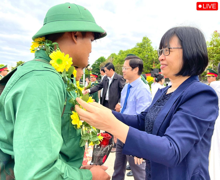 Phó Chủ tịch UBND tỉnh Nguyễn Thị Thanh Lịch trao hoa, động viên thanh niên huyện Kbang lên đường nhập ngũ. Ảnh: Minh Phương