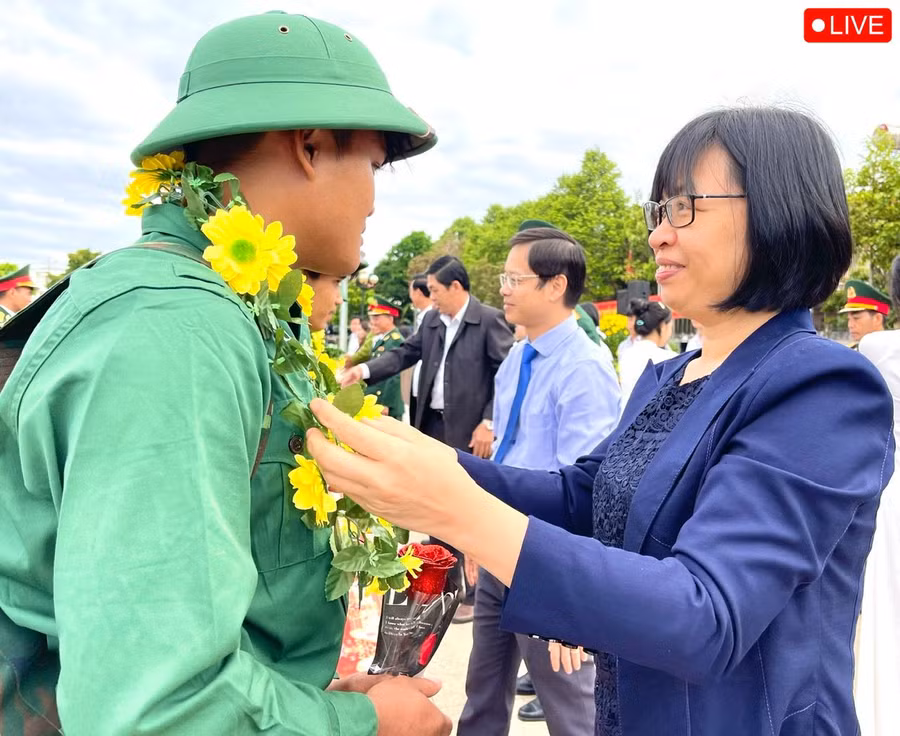 Phó Chủ tịch UBND tỉnh Nguyễn Thị Thanh Lịch trao hoa, động viên thanh niên huyện Kbang lên đường nhập ngũ. Ảnh: Minh Phương