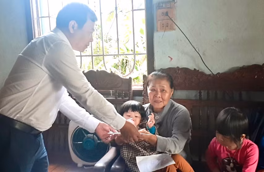 Ông Đoàn Hữu Dũng-Giám đốc Sở Giao thông-Vận tải, Phó Trưởng ban Thường trực Ban ATGT tỉnh đến thăm gia đình nạn nhân tử vong do TNGT ở huyện Đức Cơ vào năm 2022. Ảnh: Minh Phương