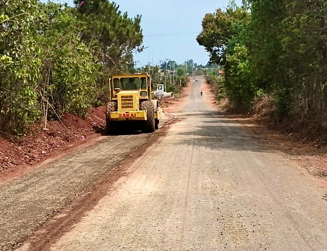 Nhà thầu đẩy nhanh tiến độ thi công dự án đường liên huyện Mang Yang-Ia Pa đoạn qua địa bàn xã Kon Thụp. Ảnh: Minh Phương