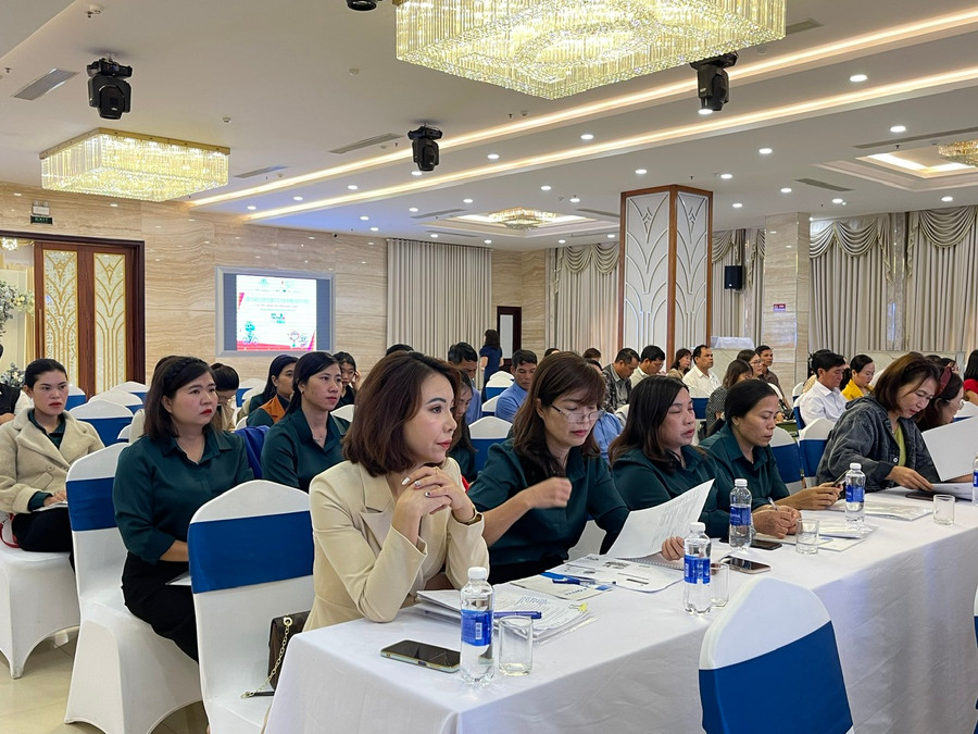 Các giáo viên Trường Tiểu học Hà Bầu và Tiểu học xã Trang của huyện Đak Đoa tham gia lớp tập huấn bồi dưỡng phương pháp giảng dạy tích cực về an toàn giao thông. Ảnh: Minh Phương