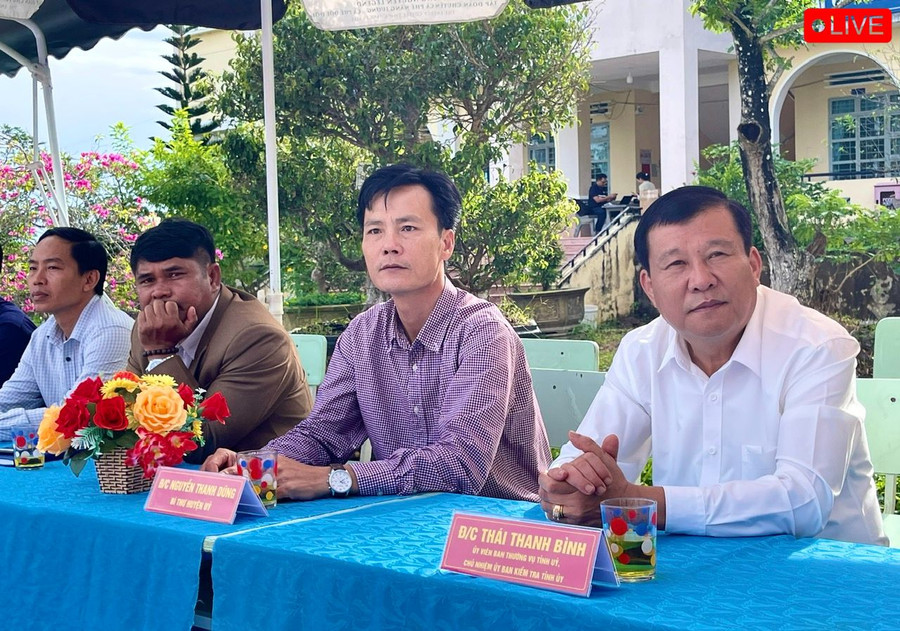 Đồng chí Thái Thanh Bình-Ủy viên Ban Thường vụ Tỉnh ủy, Chủ nhiệm Ủy ban Kiểm tra Tỉnh ủy đến dự, chia sẻ niềm vui, động viên thầy cô giáo và các em học sinh Trường THCS và THPT Kon Hà Nừng trong ngày khai giảng. Ảnh: Minh Phương Đồng chí Thái Thanh Bình-Ủy viên Ban Thường vụ Tỉnh ủy, Chủ nhiệm Ủy ban Kiểm tra Tỉnh ủy đến dự, chia sẻ niềm vui, động viên thầy cô giáo và các em học sinh Trường THCS và THPT Kon Hà Nừng trong ngày khai giảng. Ảnh: Minh Phương