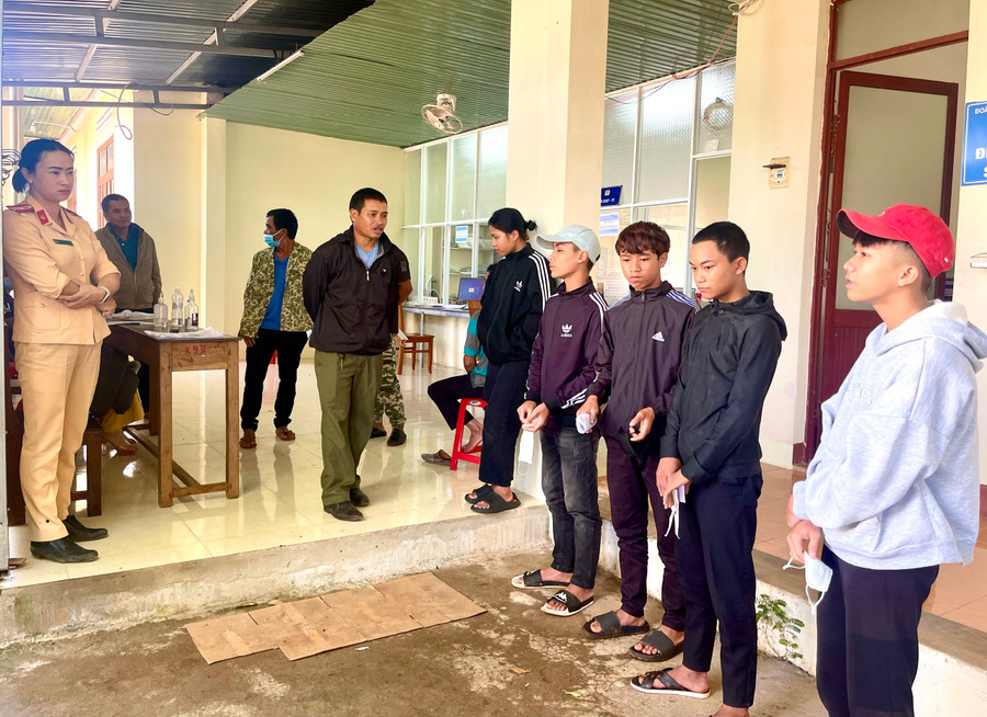 Lực lượng Cảnh sát giao thông Công an huyện Đak Đoa tiến hành gọi hỏi, giáo dục, răn đe đối với thanh-thiếu niên vi phạm các quy định về trật tự an toàn giao thông. Ảnh: Minh Phương Lực lượng Cảnh sát giao thông Công an huyện Đak Đoa tiến hành gọi hỏi, giáo dục, răn đe đối với thanh-thiếu niên vi phạm các quy định về trật tự an toàn giao thông. Ảnh: Minh Phương