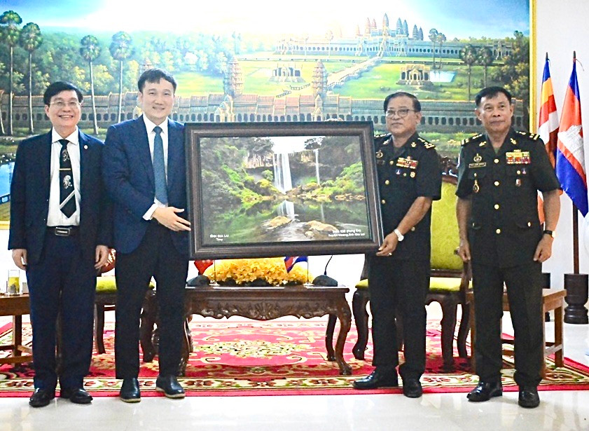 Thay mặt Đảng bộ, chính quyền và Nhân dân tỉnh Gia Lai, Phó Chủ tịch UBND tỉnh Nguyễn Tuấn Anh chúc Tết, tặng quà cho cán bộ, chiến sĩ Bộ Tư lệnh Quân khu IV, Quân đội Hoàng gia Campuchia. Ảnh: Minh Nguyễn Thay mặt Đảng bộ, chính quyền và Nhân dân tỉnh Gia Lai, Phó Chủ tịch UBND tỉnh Nguyễn Tuấn Anh chúc Tết, tặng quà cho cán bộ, chiến sĩ Bộ Tư lệnh Quân khu IV, Quân đội Hoàng gia Campuchia. Ảnh: Minh Nguyễn