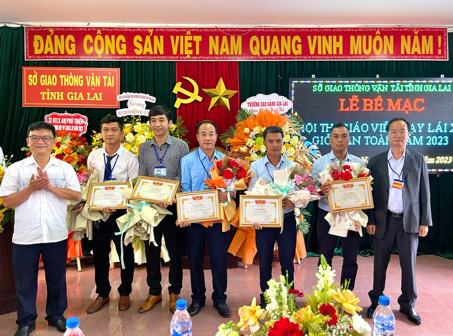 Giáo viên Phạm Thanh Tân-Trung tâm Dạy nghề và Sát hạch lái xe Gia Lai (người đứng thứ 2 nhìn từ trái sang) đạt giải nhất Hội thi giáo viên dạy lái xe giỏi-an toàn năm 2023. Ảnh: Minh Phương Giáo viên Phạm Thanh Tân-Trung tâm Dạy nghề và Sát hạch lái xe Gia Lai (người đứng thứ 2 nhìn từ trái sang) đạt giải nhất Hội thi giáo viên dạy lái xe giỏi-an toàn năm 2023. Ảnh: Minh Phương