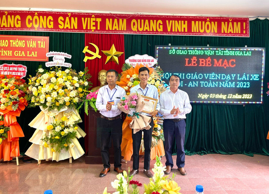 Giáo viên Nguyễn Minh Tuấn (người đứng giữa)-Trung tâm đào tạo và sát hạch lái xe Gia Lai được trao giải thí sinh sử dụng đồ dùng, thiết bị sáng tạo và hiệu quả trong giảng dạy. Ảnh: Minh Phương Giáo viên Nguyễn Minh Tuấn (người đứng giữa)-Trung tâm đào tạo và sát hạch lái xe Gia Lai được trao giải thí sinh sử dụng đồ dùng, thiết bị sáng tạo và hiệu quả trong giảng dạy. Ảnh: Minh Phương