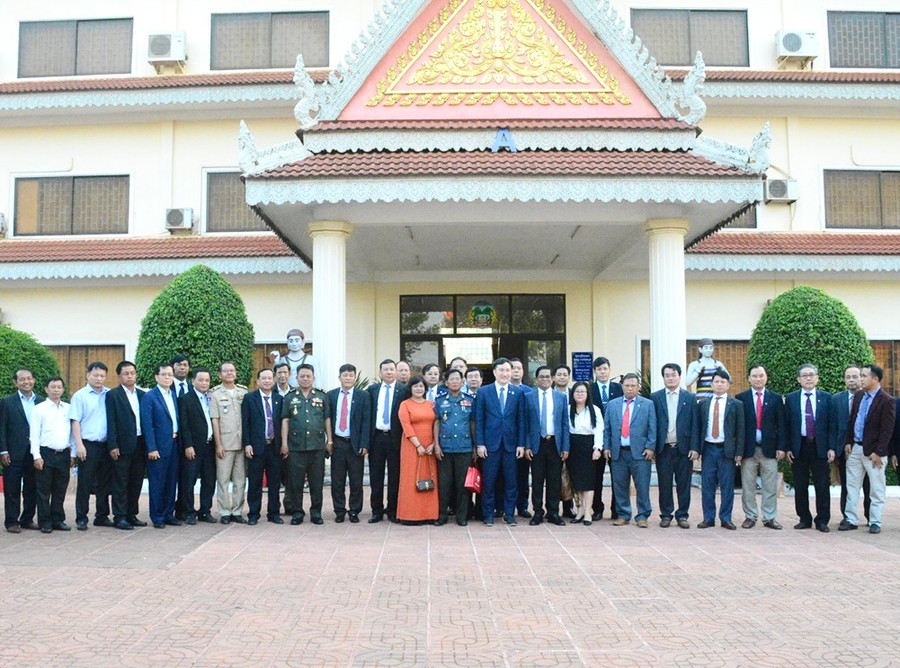 Đoàn cán bộ cấp cao tỉnh Gia Lai chụp hình lưu niệm với lãnh đạo chính quyền tỉnh Ratanakiri. Ảnh: Minh Nguyễn