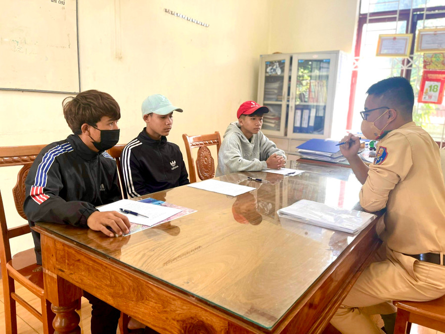 Đội Cảnh sát Giao thông-Trật tự (Công an huyện Đak Đoa) yêu cầu các thanh-thiếu niên vi phạm viết cam kết không tái phạm. Ảnh: Minh Phương Đội Cảnh sát Giao thông-Trật tự (Công an huyện Đak Đoa) yêu cầu các thanh-thiếu niên vi phạm viết cam kết không tái phạm. Ảnh: Minh Phương