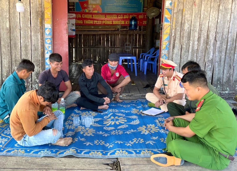 Cảnh sát Giao thông Công an huyện Phú Thiện phối hợp cùng Công an xã tuyên truyền, nhắc nhở thanh-thiếu niên chấp hành quy định về trật tự an toàn giao thông. Ảnh: Minh Phương Cảnh sát Giao thông Công an huyện Phú Thiện phối hợp cùng Công an xã tuyên truyền, nhắc nhở thanh-thiếu niên chấp hành quy định về trật tự an toàn giao thông. Ảnh: Minh Phương