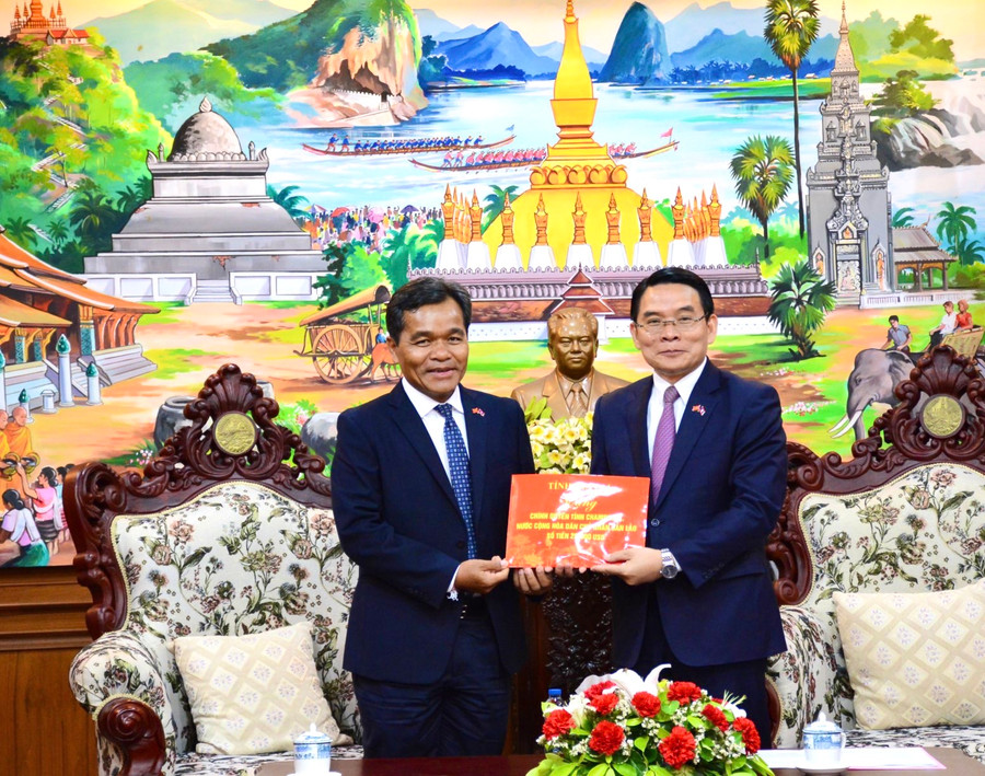 Thay mặt đoàn công tác, Bí thư Tỉnh ủy Hồ Văn Niên (bìa trái) tặng số tiền của tỉnh 20.000 USD (tương đương 480 triệu đồng) cho tỉnh Champasak cùng với những lời chúc mừng năm mới tốt đẹp. Ảnh: Minh Nguyễn Thay mặt đoàn công tác, Bí thư Tỉnh ủy Hồ Văn Niên (bìa trái) tặng số tiền của tỉnh 20.000 USD (tương đương 480 triệu đồng) cho tỉnh Champasak cùng với những lời chúc mừng năm mới tốt đẹp. Ảnh: Minh Nguyễn