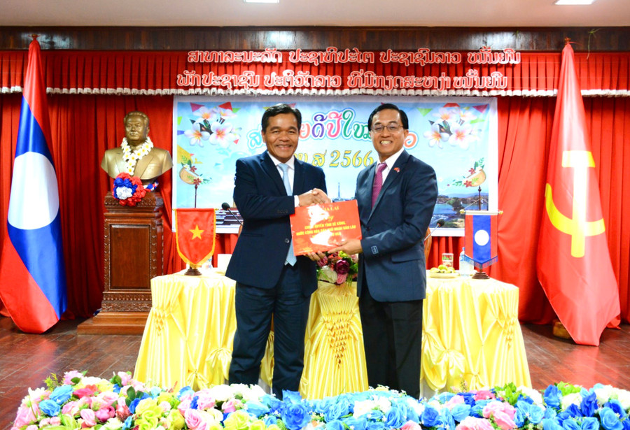Thay mặt đoàn công tác, Bí thư Tỉnh ủy Hồ Văn Niên tặng số tiền của tỉnh 20.000 USD (tương đương 480 triệu đồng Việt Nam) cho tỉnh Sê Kông cùng với những lời chúc mừng năm mới tốt đẹp. Ảnh: Minh Nguyễn Thay mặt đoàn công tác, Bí thư Tỉnh ủy Hồ Văn Niên tặng số tiền của tỉnh 20.000 USD (tương đương 480 triệu đồng Việt Nam) cho tỉnh Sê Kông cùng với những lời chúc mừng năm mới tốt đẹp. Ảnh: Minh Nguyễn
