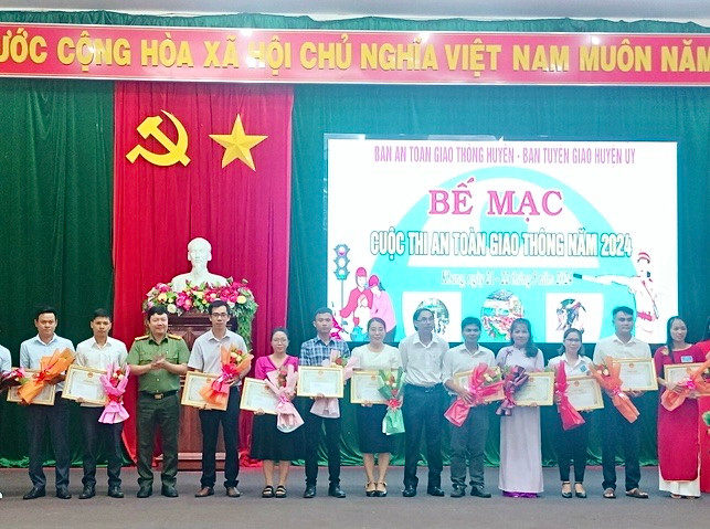 Ban Tổ chức cuộc thi trao giải cho các đội thi có thành tích xuất sắc tại cuộc thi ATGT huyện Kbang năm 2024. Ảnh: Minh Ngân Ban Tổ chức cuộc thi trao giải cho các đội thi có thành tích xuất sắc tại cuộc thi ATGT huyện Kbang năm 2024. Ảnh: Minh Ngân